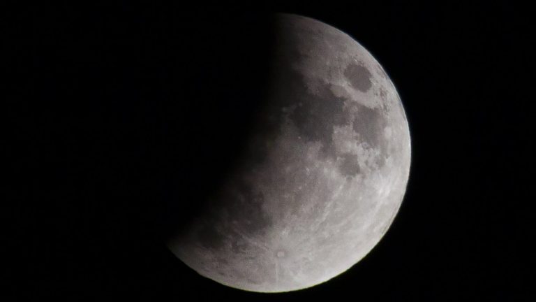 El primero del 2024: A qué hora se verá el eclipse lunar penumbral en Chile y qué es