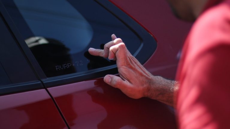 Grabado obligatorio de patentes en vidrios: Esta es la comuna que realiza el servicio gratis