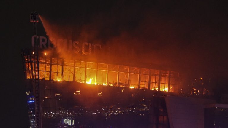 Estado Islámico se adjudicó atentado terrorista en Moscú: Guardia Nacional Rusa busca intensamente a los responsables