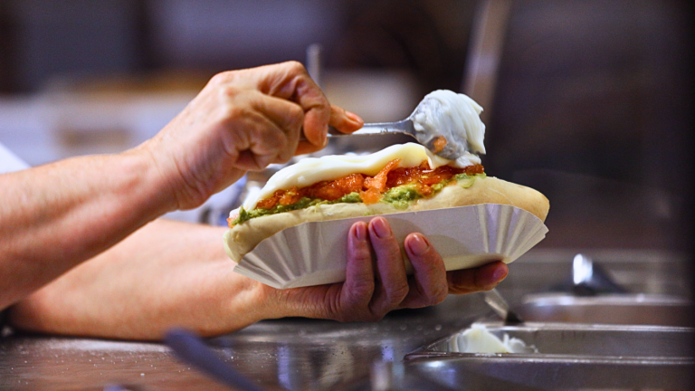 Completo chileno ocupó el tercer lugar: Taste Atlas evaluó a los mejores 