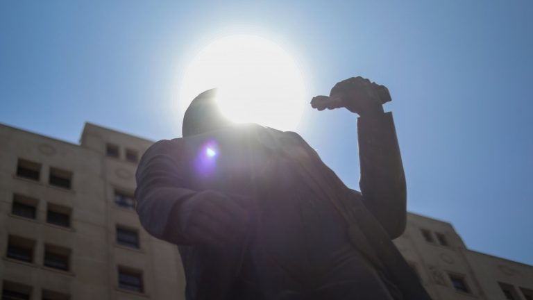 Ojo con la temperatura: Revisa el tiempo en Santiago para este fin de semana largo