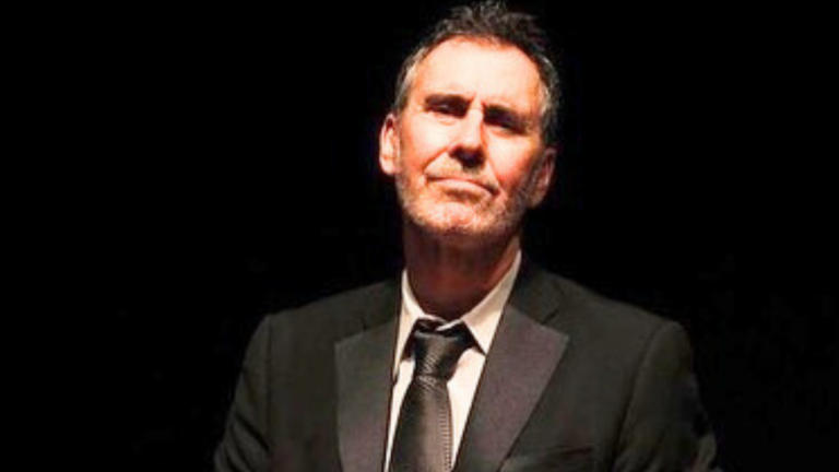 Tras querella en su contra: Cristián Campos se retiró de obra que protagonizaba con María José Prieto