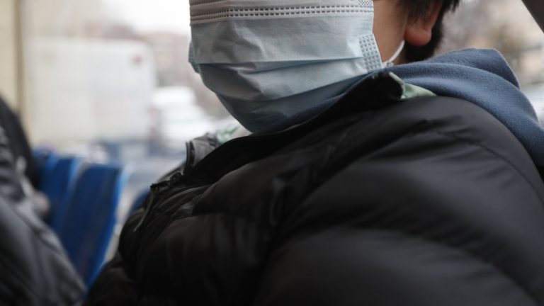 Vuelve el uso de mascarilla en Chile: Revisa quiénes y dónde deben usarla