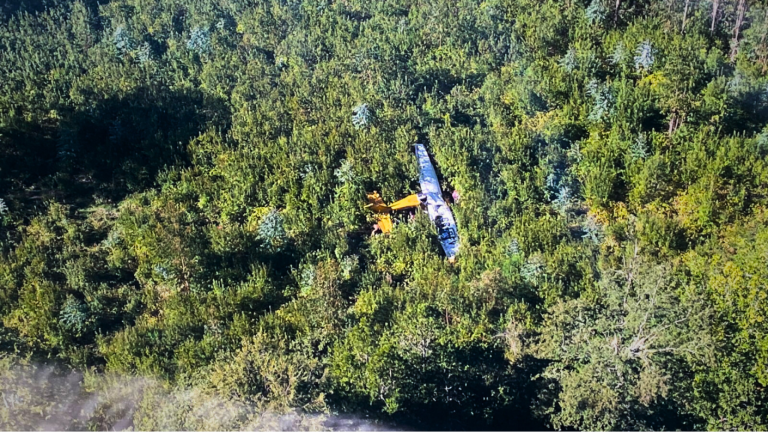Avioneta capotó en región de Los Ríos: Piloto falleció y dos tripulantes están graves