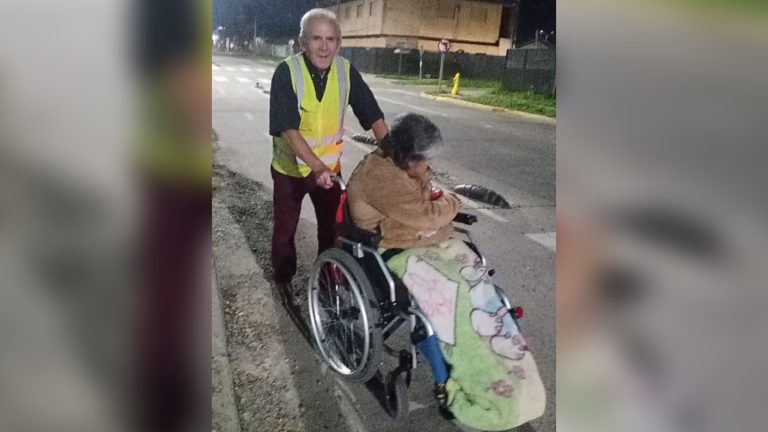 Viralizan a valdiviano de 70 años que limpia ciclovías a diario con su esposa en silla de ruedas