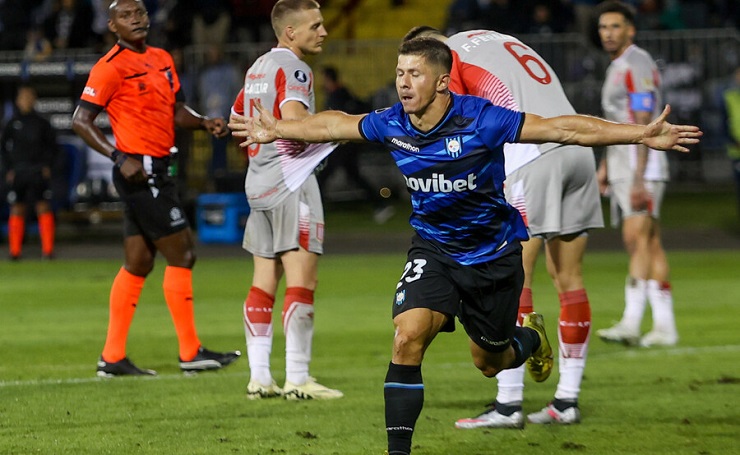 Hinchas de Estudiantes de La Plata desataron su furia tras empate contra Huachipato: 