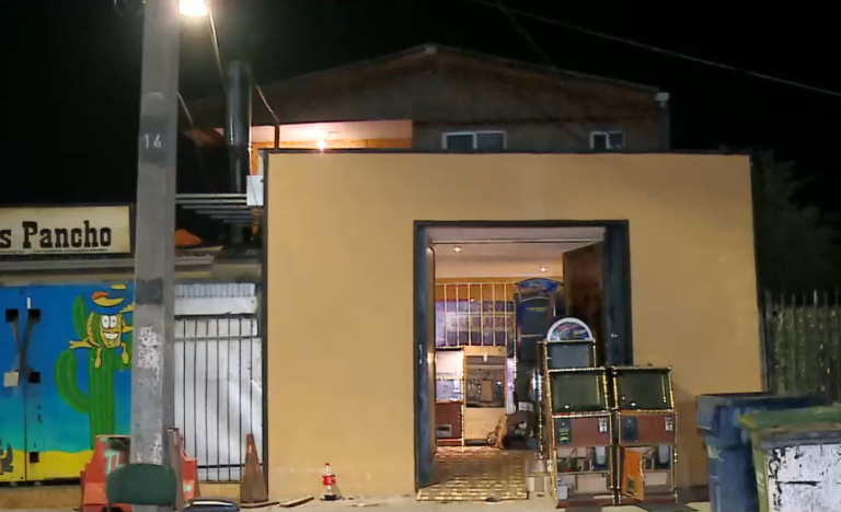 Máquinas, armas de fuego y dinero en efectivo: Incautan casino clandestino en Peñalolén