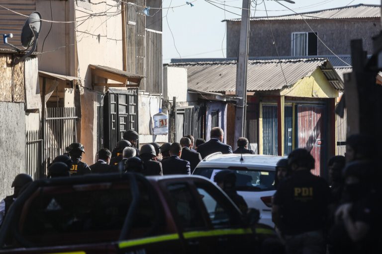 Armas, drogas y más de 50 detenidos: Los detalles del operativo de la PDI en 17 comunas de la RM