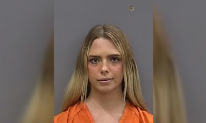 Mujer de 23 años fingía ser adolescente: La arrestaron por abuso sexual de niños en EE.UU.