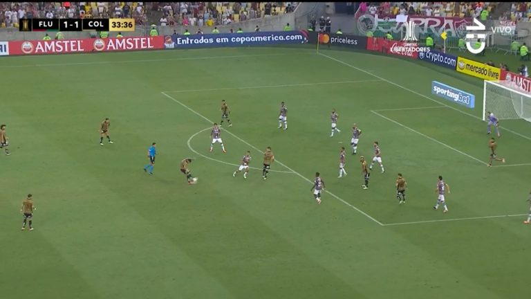 ¡Pasó cerca! Esteban Pavez remató de media distancia e ilusionó a Colo Colo ante Fluminense