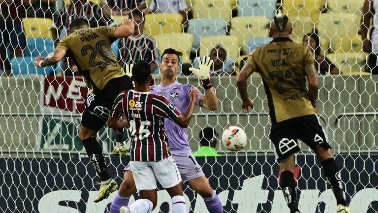 Colo Colo dio una dura batalla ante Fluminense en Brasil y cayó ajustadamente ante el campeón