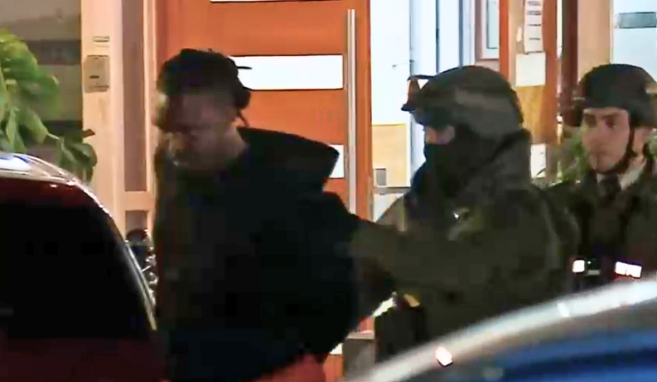 Conmoción en Estación Central: Hombre disparó 9 veces desde balcón y se parapetó en edificio