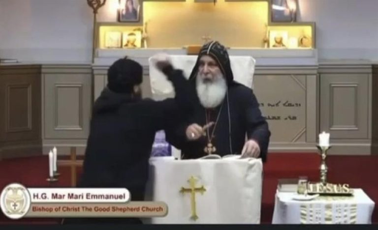 Brutal ataque a sacerdote durante misa en Australia: Lo apuñaló en ceremonia transmitida en vivo