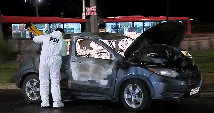 Hombre fue asesinado a balazos y luego quemaron su vehículo en Huechuraba