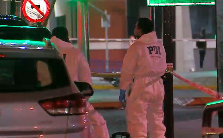 Sujeto fue asesinado mientras esperaba micro: Le robaron celular y billetera en Estación Central