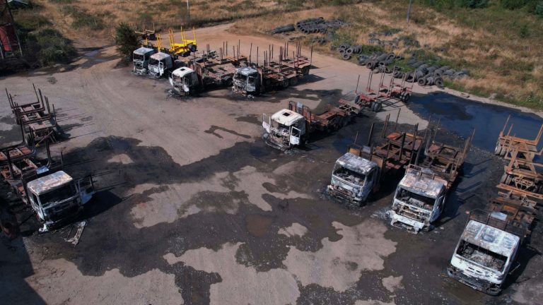15 camiones quemados en ataque incendiario en La Araucanía: Propietaria evaluó las pérdidas en más de 2 mil millones