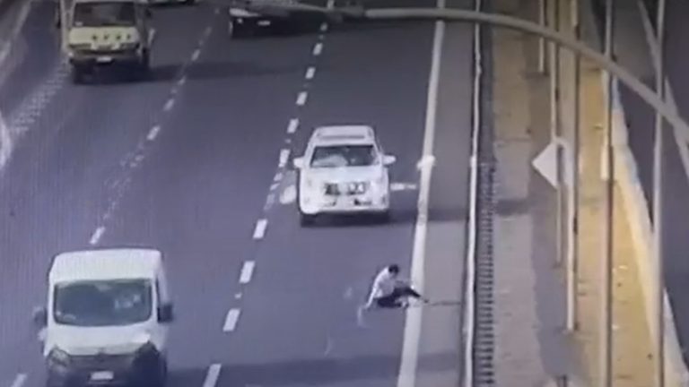 Insólito y riesgoso: Delincuente corrió por la autopista para arrancar de Carabineros