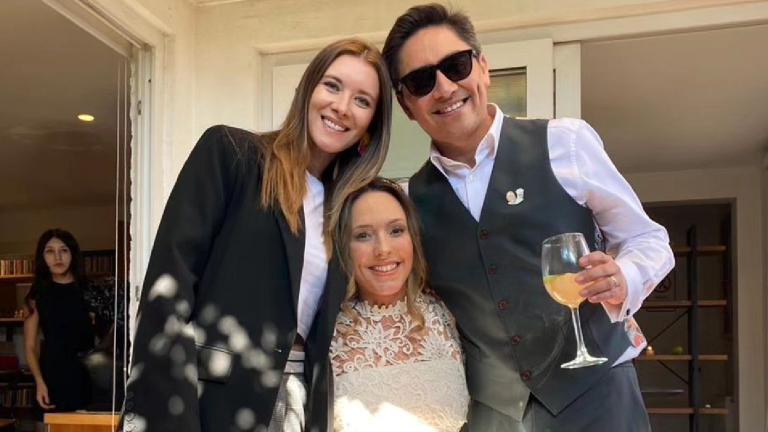 Carla Jara reapareció con llamativo look en matrimonio de Maly Jorquiera y Sergio Freire