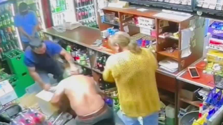 Lo golpearon y dispararon: Delincuentes atacaron a hombre de 60 años en botillería de Lo Espejo