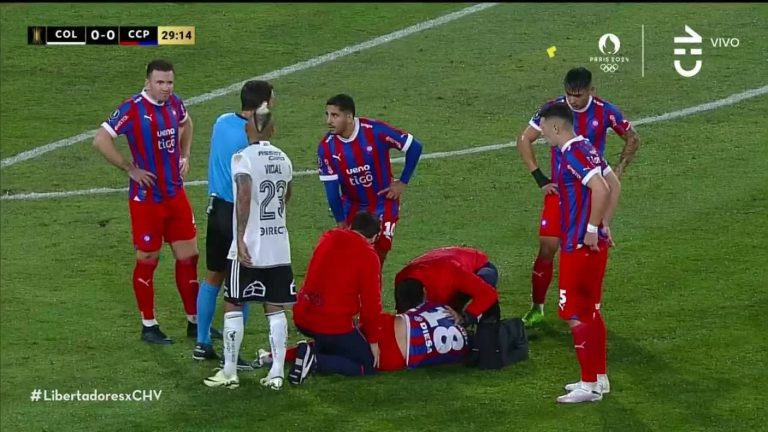 ¡Imágenes sensibles! La dura lesión de jugador de Cerro Porteño en partido contra Colo Colo