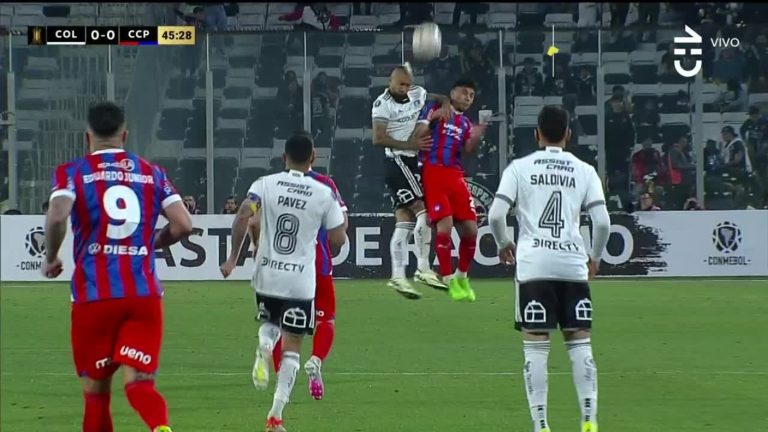 ¡Duro codazo de Vidal! El mediocampista de Colo Colo se llevó una temprana amarilla