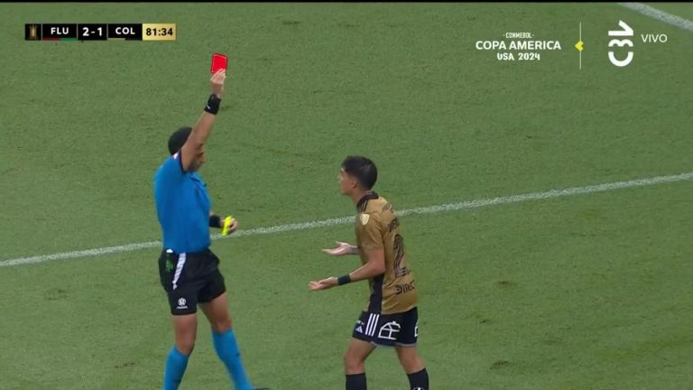 ¡Expulsado Wiemberg! El lateral de Colo Colo vio la doble amarilla ante Fluminense