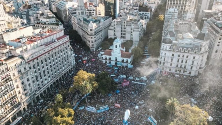 Gran protesta en Argentina contra Javier Milei y sus políticas de ajuste