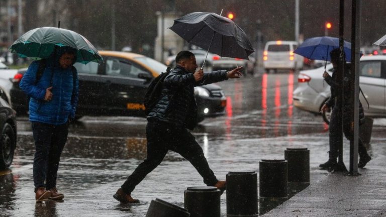 Anuncian lluvia en Santiago: Revisa cuándo y a qué hora caerán precipitaciones en la RM
