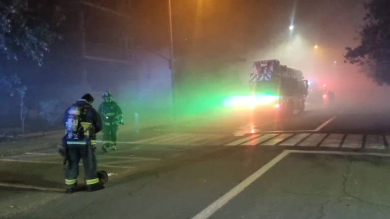 Reportan incendio químico al interior de Universidad Católica en Macul