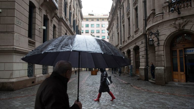 Actualizan pronóstico de lluvias en la RM: ¿Cuántos milímetros caerán y en qué sectores?