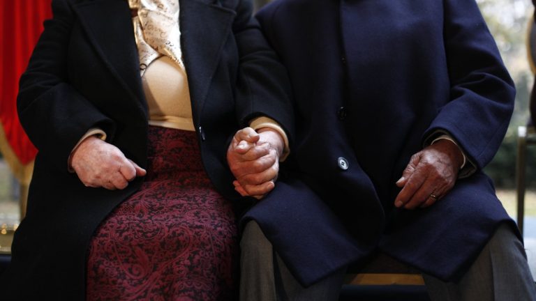 Bono Bodas de Oro 2024: Solicita AQUÍ el beneficio de $425.360