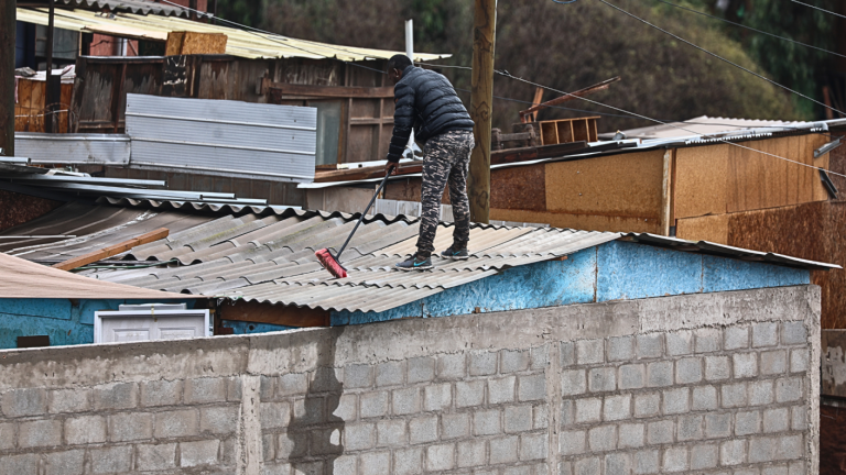 Llaman a asegurar techumbres ante pronóstico de vientos en Tarapacá, Antofagasta y Atacama