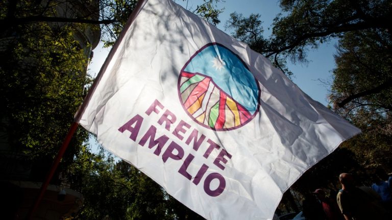Por qué el Servel rechazó la escritura del Frente Amplio para conformar partido único
