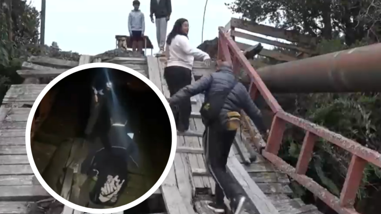 Cuando querer estudiar es una odisea: Niños cruzan puente roto a oscuras para llegar a clases