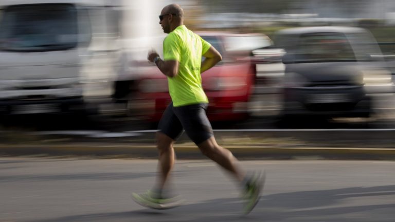 Cortes de tránsito por Maratón de Santiago 2024: Revisa los desvíos por rutas