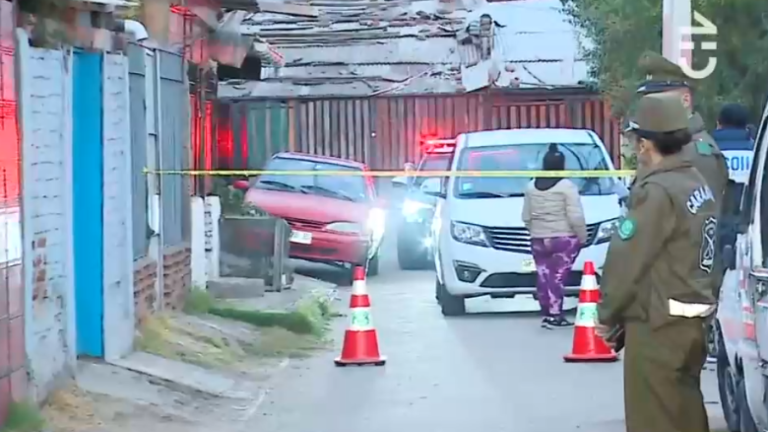Joven fue asesinado a balazos dentro de su casa: Dispararon desde un auto en Puente Alto