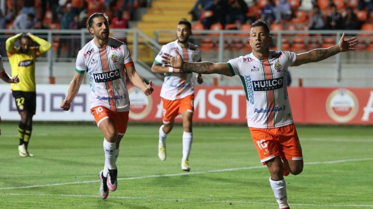 Leo Valencia anotó un agónico penal para evitar la derrota de Cobresal ante Barcelona en la Libertadores
