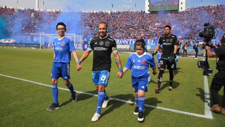 ¡Hinchada azul a la altura!: Oncena titular de la U entró acompañada de niños con TEA al Nacional