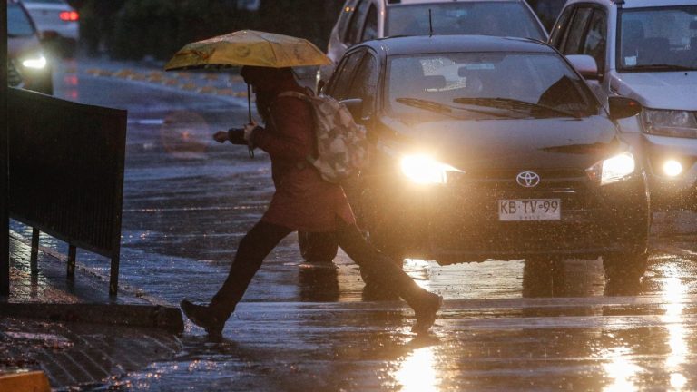 Lluvia y tormentas eléctricas en la RM: Estas son las 10 comunas con alerta meteorológica preventiva