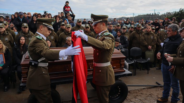 MINUTO A MINUTO | El emotivo último adiós de Carabineros tras los funerales: “Despedimos a tres de los nuestros”