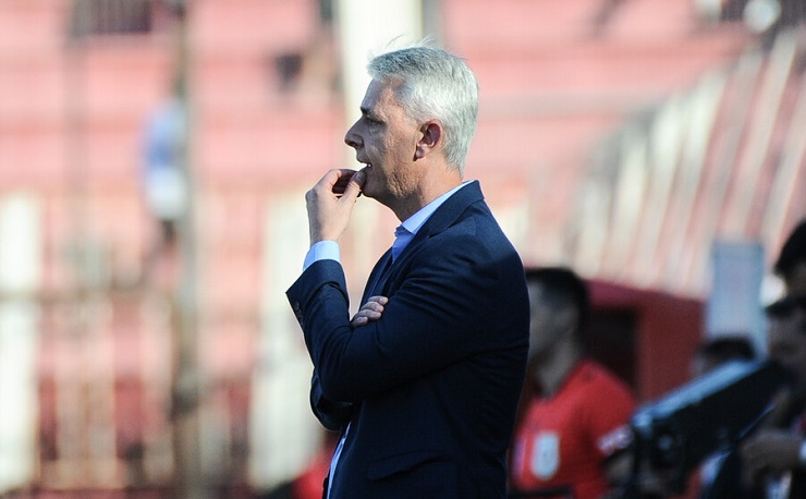 Alivió en la UC: Tiago Nunes conoció veredicto tras usar un tablet en clásico ante Colo Colo