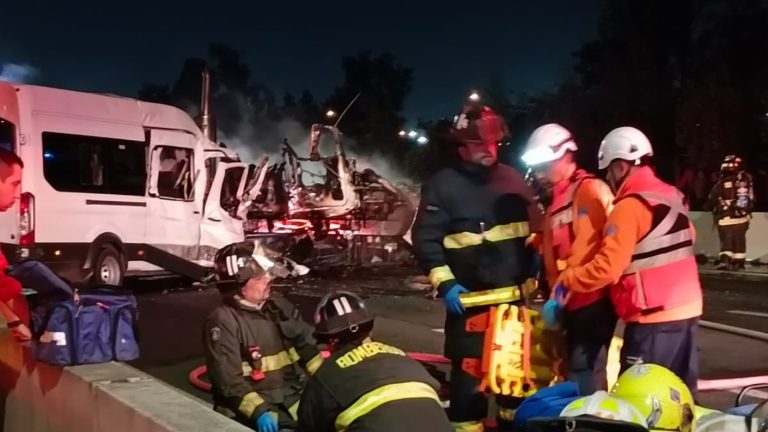 Grave choque entre camión y furgón dejó un muerto y varios heridos en Autopista General Velásquez