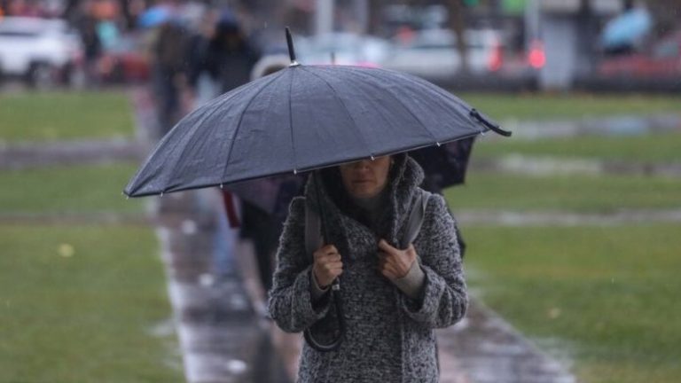 Alerta de bajas temperaturas: ¿Hasta cuándo durará la lluvia y nieve en la Región Metropolitana?