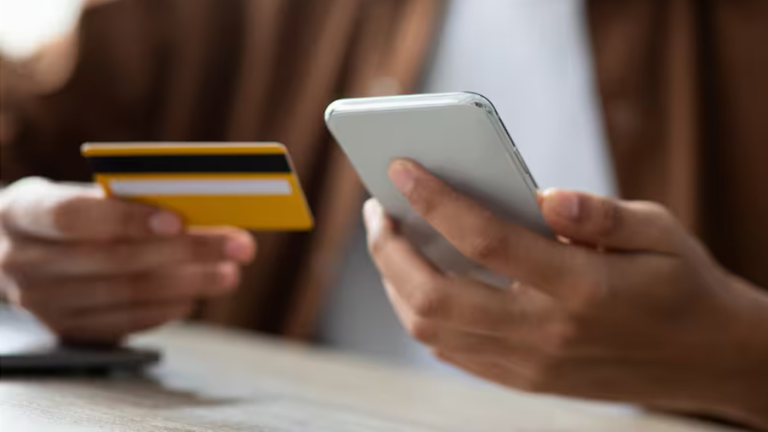 El mejor compañero: Robó la tarjeta y recaudación a tesorera de curso para usar la plata en juegos en línea