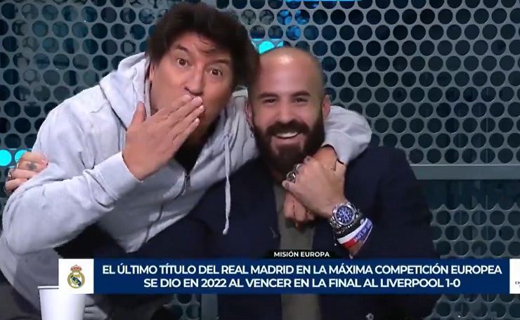 Iván Zamorano festeja victoria del Real Madrid irrumpiendo en programa en vivo: “Se les quiere”