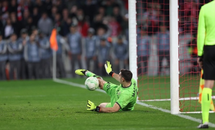 Manos de mantequilla: El insólito autogol de Dibu Martínez que casi le cuesta caro al Aston Villa