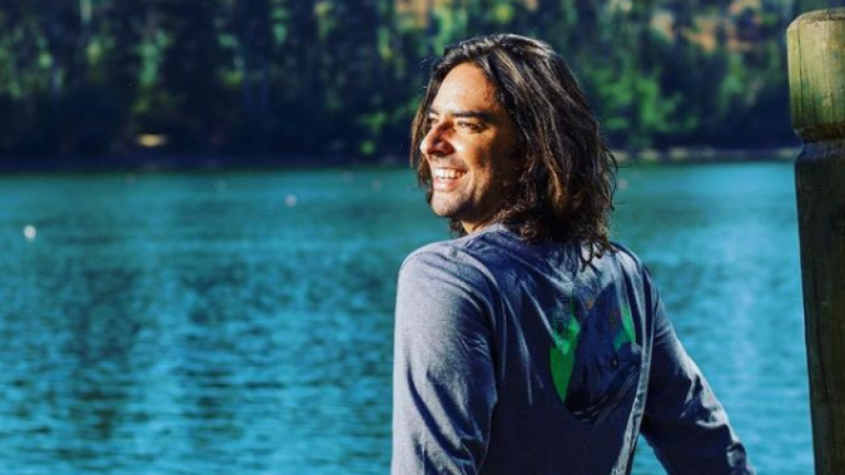 Cristián Riquelme desafío el frío e impactó al meterse al mar en playa chilena: “Hay que ser muy...”