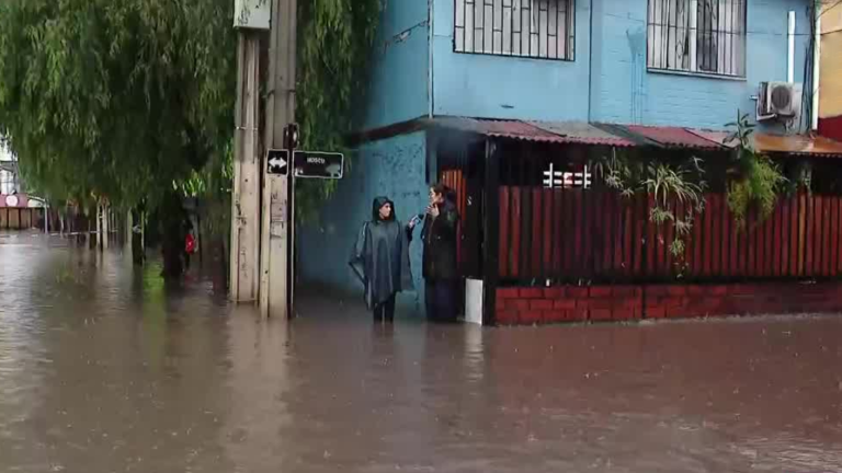 Vecina de Quilicura acusa grave inundación en su casa: “El agua llega hasta el comedor”