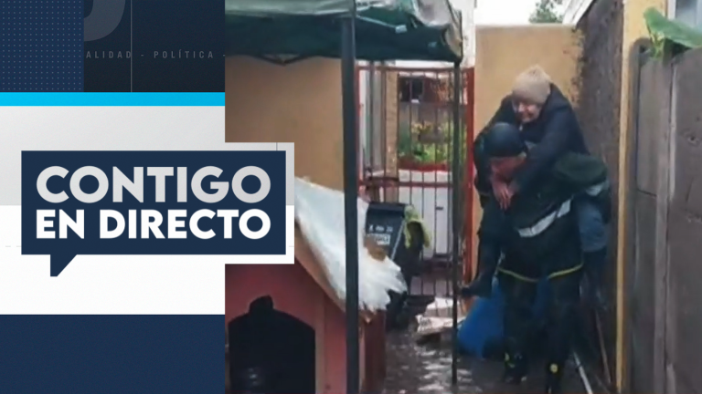 Preocupante situación: Adulta mayor fue rescatada de su casa inundada en Quilicura