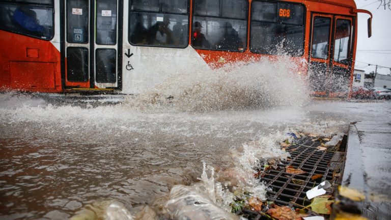 ¿A qué hora será? Anuncian NUEVO PULSO e INTENSIFICACIÓN de las LLUVIAS en la Región Metropolitana